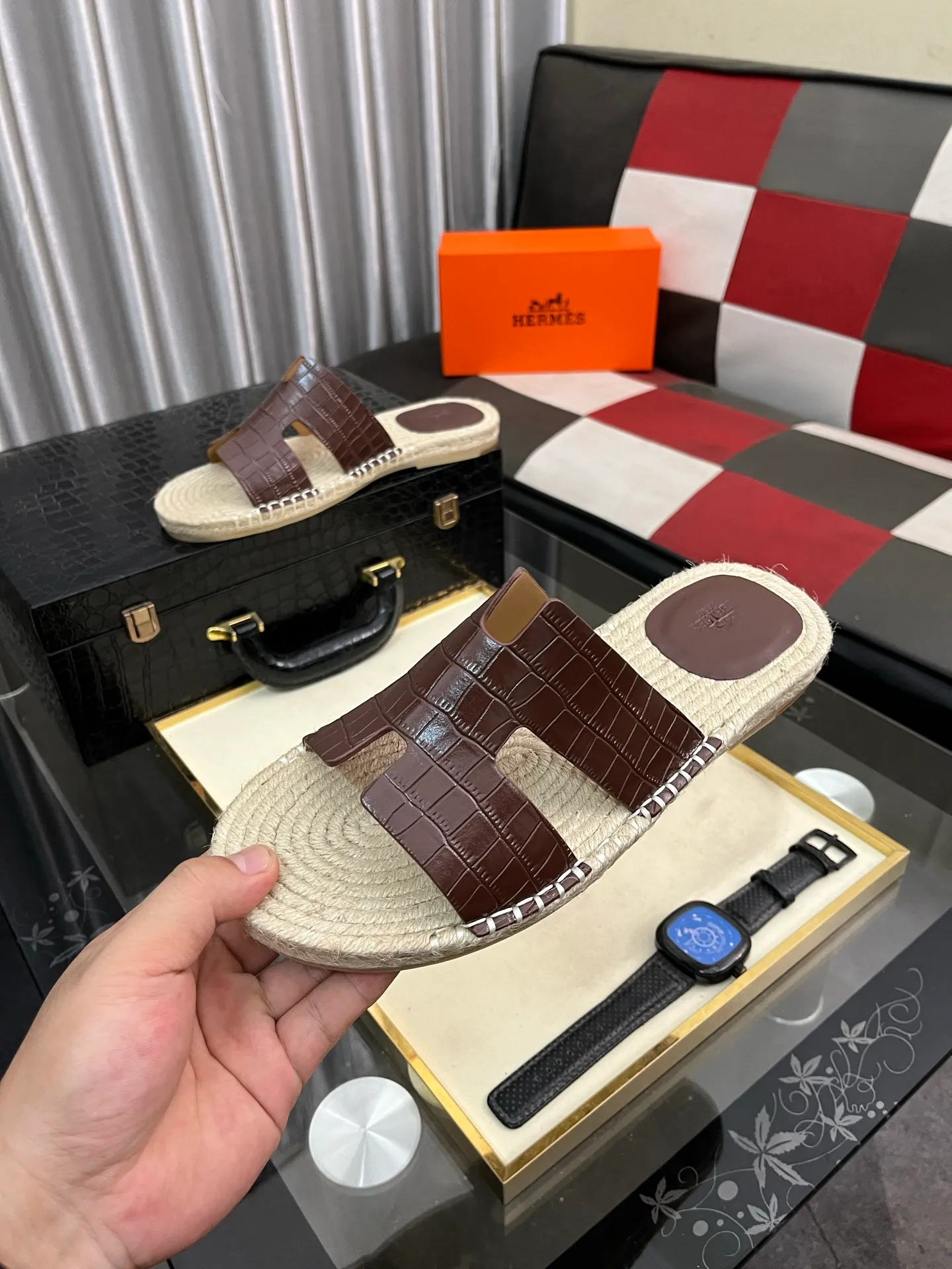 Men's shoes 💰340⌚️⌚️《HERMES》Hermes 💁♂️Men's casual slippers, compare the quality at the counter🧚🏿♂️ The upper layer has a stone pattern with clear texture, showing high-end, high-end, comfortable to wear and versatile. Purely hand-pulled, raw rubber breathable outsole, breathable and comfortable lambskin lining, 100% comfortable density, original rubber outsole wear-resistant code number 38-44. Can be customized 45-46-47